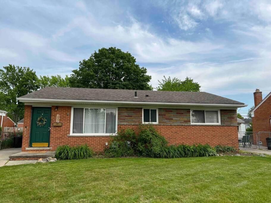Cozy Bungalow In Madison Heights Buitenkant foto